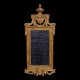 Aabenraa 
Antikvitetshandel 
præsenterer: 
Forgyldt 
Louis XVI-spejl 
rigt udskåret 
med guirlander 
og vase. 
Danmark ...