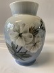 Antik Huset 
præsenterer: 
Royal 
Copenhagen Vase 
med Hvide 
Blomster og 
sommerfugl
Dek. 
nr.#2667/#36
Højde 17 cm.
