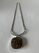 Antik Huset 
præsenterer: 
Sølv 
halskæde med 
Gnejs sten 
vedhæng
Halskæden 44,5 
cm lang