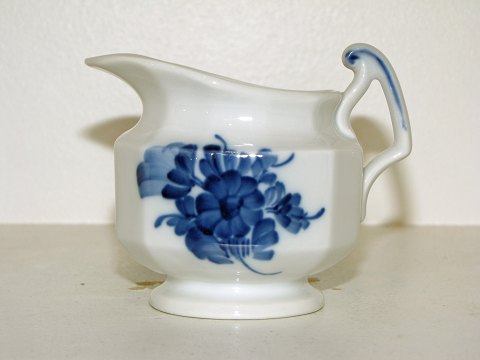 Blue Flower Angular
Small creamer