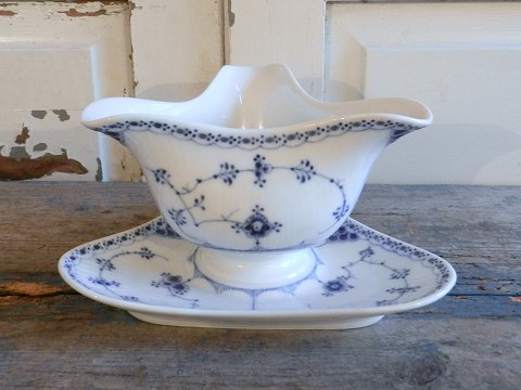 Royal Copenhagen Musselmalet halvblonde trekantet saucekande på fast fod, no. 586