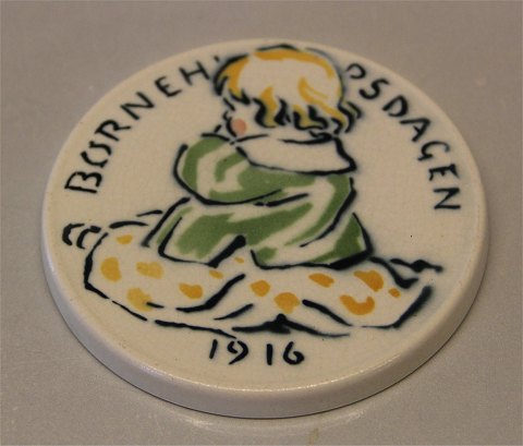 1916 b Siddende barn 8,7 cm Oscar Willerup Royal Copenhagen Aluminia fajance 
Børnehjælpsplatte 1916
