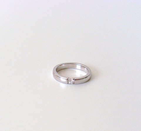 Alliancering i 14kt hvidguld med brillant på 0,07ct