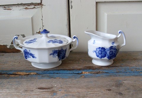 Royal Copenhagen Kantet Blå Blomst sukkerskål & flødekandeno. 8563-8564