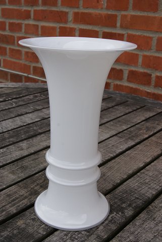 vare nr: po-Kgl. vase i hvidt glas 24cm