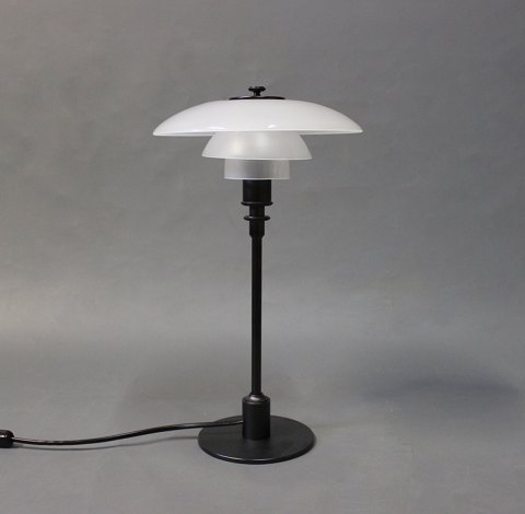 PH 2/1 bordlampe, jubilæums model, af Poul Henningsen og Louis Poulsen.
Flot stand
