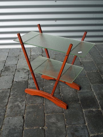 Teak plantebord med glasplader.
