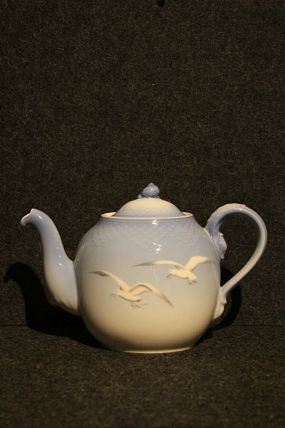 Bing & Grondahl Tea pot in seagull dinnerware. 
Decoration no. 238.