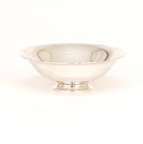 Harald Nielsen for Georg Jensen, lille skål på 
fod. #575B. D: 10,5cm. H: 3,6cm