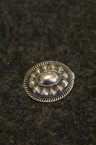 Georg Jensen brooch in sterling silver. Measures: 3x2,5cm.