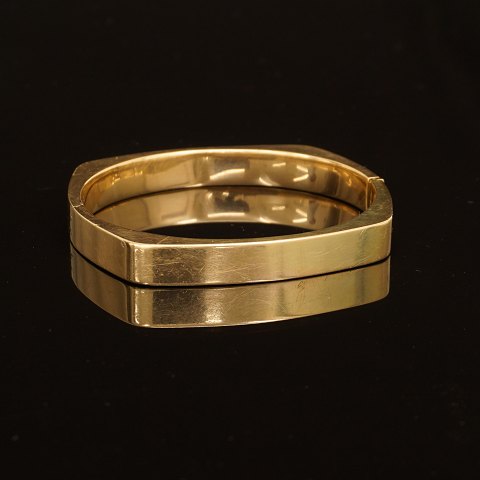 Jos. Kahn, København: Oplukkelig oval armring i 
14kt guld. Indre mål: 6,1x5,5cm. V: 22,1gr