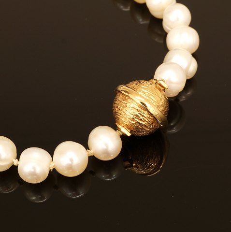 Per Borup: Pearl necklace with 14kt gold snap. D: 
11mm