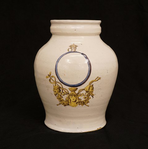 Polychrom dekoreret Kastrup apotekerkrukke i 
fajance. Prydet med Christian VIIs kronede 
monogram. Ca. år 1770. H: 25cm