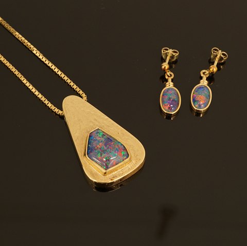 Willi Paul Scheelke, Tønder, Denmark: Necklace and 
earrings, 14kt gold. L: 58cm