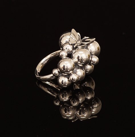 Georg Jensen: Stor Moonlight grapes ring med 
sommerfugl og drueklase. Sterlingsølv. 2,6x3,5cm. 
Ringstr. 58