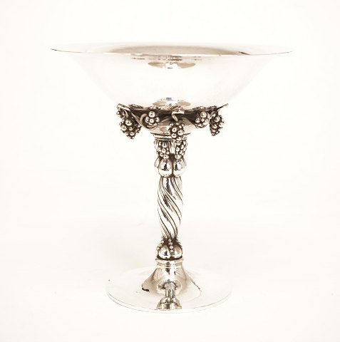 Georg Jensen: Grape tazza, sterlingsilver. 
Designed by Georg Jensen 1918. Made after 1945. 
#263B. H: 19,2cm. W: 601gr