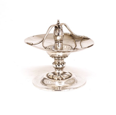 Georg Jensen: Magnolia Silberschale. Periode: 
1915-27. H: 10,7cm. Schale: 12,5x10cm. G: 210gr