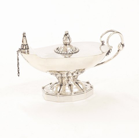 Georg Jensen: Öllampe aus Sterlingsilber. Periode 
1925-32. #12. H: 7,9cm. L: 14,5cm. G: 167gr