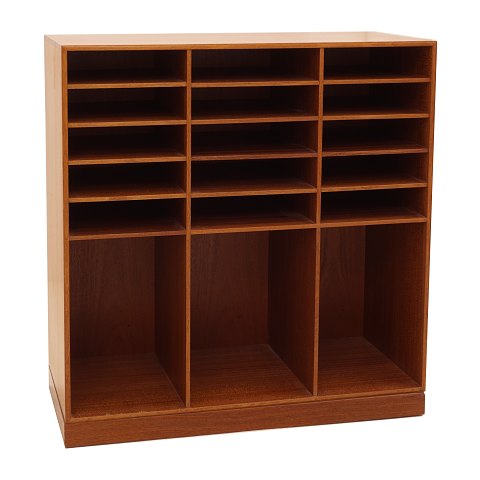 Mogens Koch, Denmark: A mahogany bookcase produced 
by Rud. Rasmussen, Denmark. H: 81cm. W: 76cm. D: 
36cm