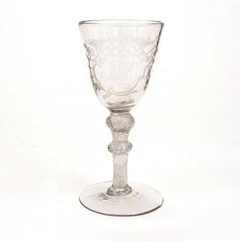 Norsk Chrystaldesert glas med graveringern. 
Forrest  monogram "HLS". Bagside med drikkevers 
"Godt glas vin - En glæden min". Nøstetangen ca. 
år 1760-70. H: 16,5cm