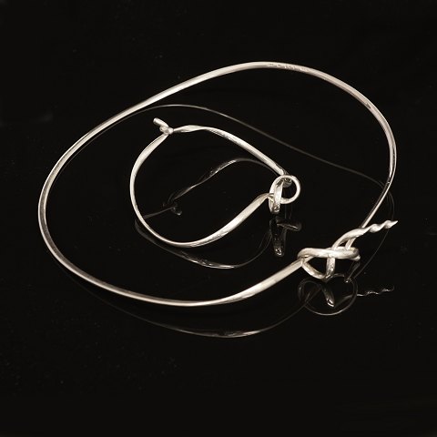 Vivianna Torun Bülow-Hübbe for Georg Jensen: Set 
of necklace and bracelet, sterlingsilver. #241. 
Mediumsize