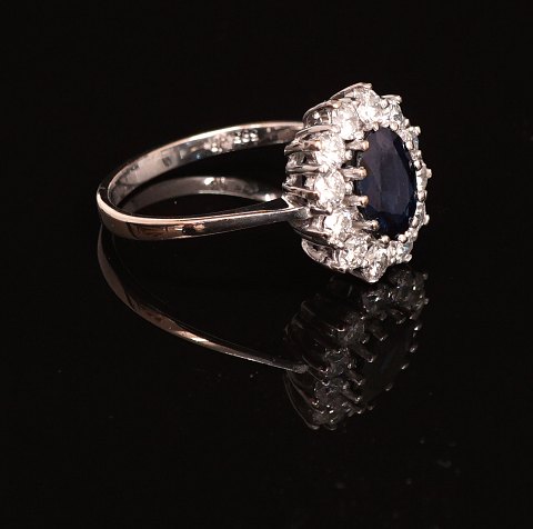 Jørgen Rasmussen, Copenhagen: Ring of 14ct 
Whitegold gold with sapphire and 12 diamonds. 
0,84ct. Ringsize: 54-55