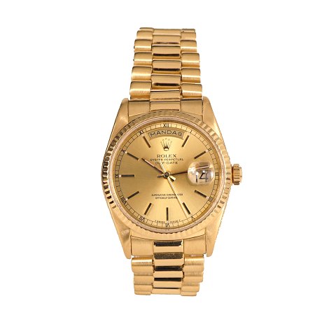 Rolex Day Date i 18kt guld. Solgt 1. gang hos 
autoriseret Rolexforhandler 23.12.1989. Fuldt sæt 
med box, certifikat og meget tilbehør. 
Nyserviceret fra autoriseret Rolex værksted. Ref. 
18238. D: 36mm