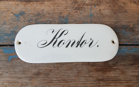 Porcelæns skilt med teksten "kontor"