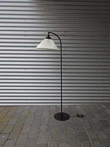 Le Klint
Standerlampe m/sort fod