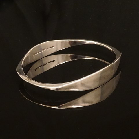 Hans Hansen, Denmark: An oval sterlingsilver 
bangle. Size inside: 7,1x6,3cm