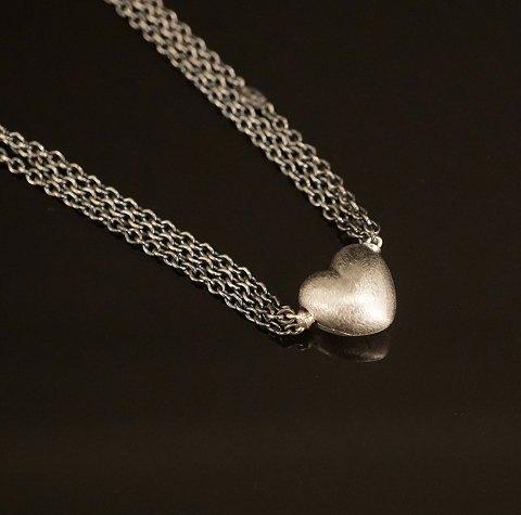 Ole Lynggaard, Denmark: Sterlingsilver necklace 
with 18kt gold Heart clasp. L: 39cm