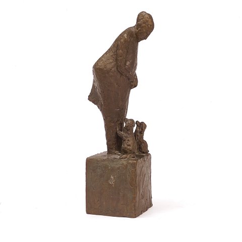 Hanne Varming, Denmark, b. 1939: A bronze 
sculpture, woman with two dogs. Signed and dated 
2000. H: 47cm