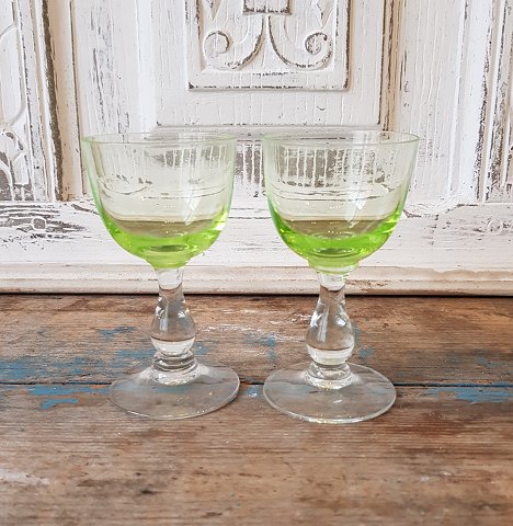 Hvidvins glas med urangrøn kumme