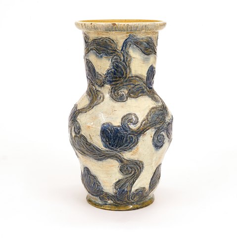 Svend Hammershøi, 1873-1948: Vase med skønvirke 
mønster fremstillet for Kähler og med signatur 
herfra. Anvendt af Svend Hammershøi som 
barselsgave til Herman J. Kähler 1904. Hidrørende 
fra Runa Kählers samling. H: 28,8cm