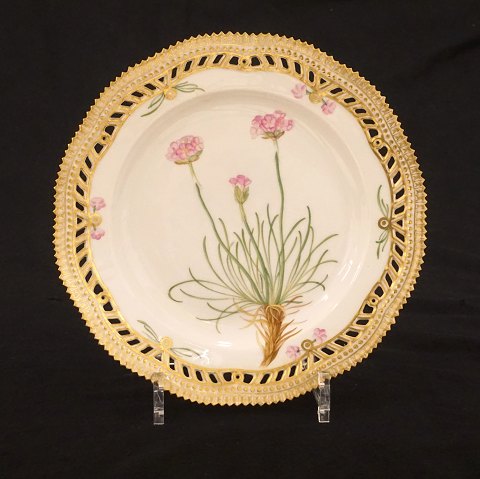 Royal Copenhagen: An early Flora Danica plate 
#3554. 1889-1922. D: 22,5cm