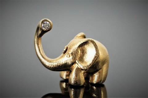 Ole Lynggaard; Clasp, like an elephant, of 14k  gold with a diamond