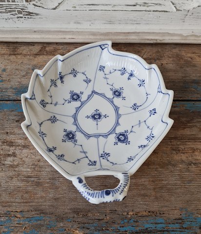 Royal Copenhagen Musselmalet riflet bladformet asiet No. 144