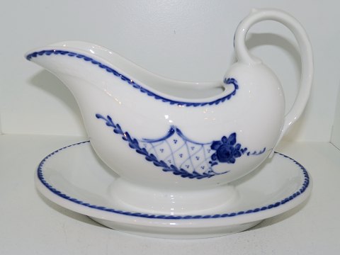 Royal Copenhagen Harpe
Gravy boat on fixed platter