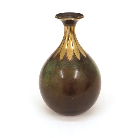 Eine Just Andersen Vase aus teilweiser vergoldetem 
Bronze. #73. H: 21cm