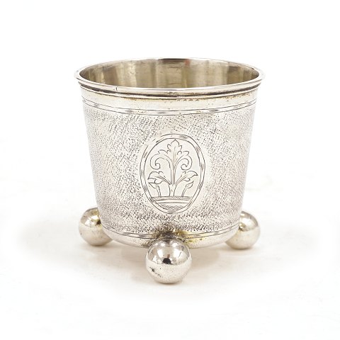 An early 18th century Danish silver cup by 
Christian Lübecker, Copenhagen, 1722. H: 6,6cm. W: 
59gr