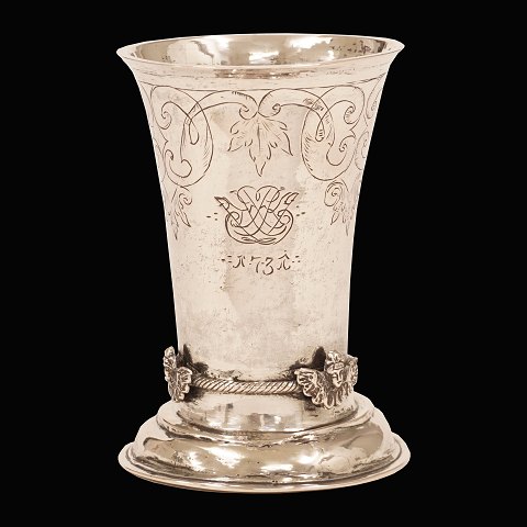 Dänischer Kerubbecher aus Silber. Hergestellt von 
Joen Joensen, Næstved, 1700-56. Datiert 1731. H: 
12,8cm. G: 232,1gr