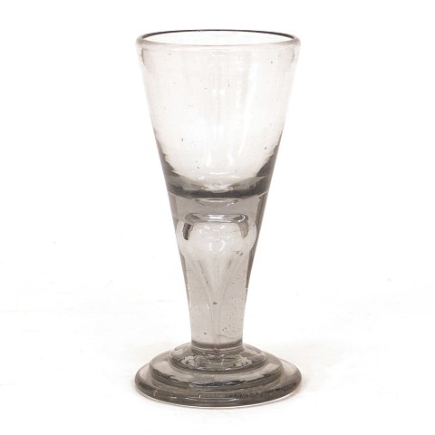 Stort "Nøgen Jomfru" glas med flot mørk sats. 
Norge ca. år 1750-70. H: 19cm