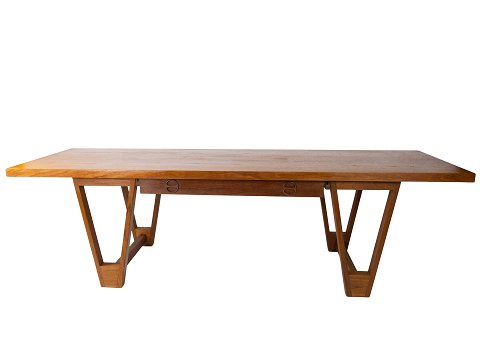 Sofabord i teak designet af Illum Vikkelsø fra 1960erne.
5000m2 udstilling.
