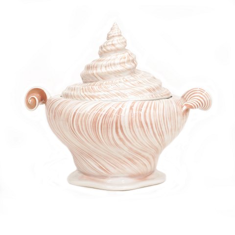 A shell tureen by Arje Griegst for Royal 
Copenhagen. H: 28cm. L: 33cm