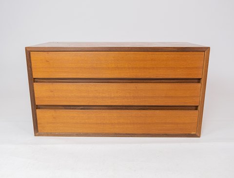 Wall mounted cabinet in teak of danish design from the 1960s.
5000m2 showroom.
