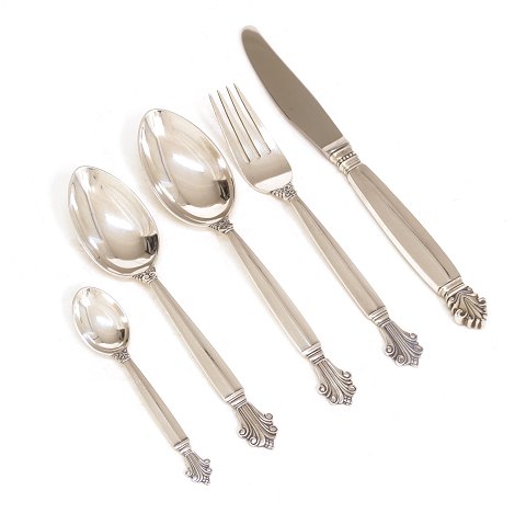 Georg Jensen Dronning bestik til 12 personer samt 
serveringsske. Fremstillet i 1940erne. designet af 
Johan Rohde 1917. I alt 61 dele