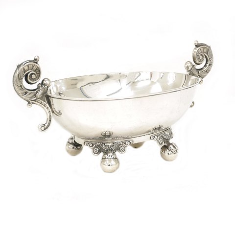 A Northgerman silver bowl by Strüven, Glückstadt, 
circa 1830. L: 23cm. H: 11cm. W: 255gr