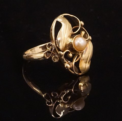 Art Nouveau ring i 14kt guld med perle. Ringstr: 
57