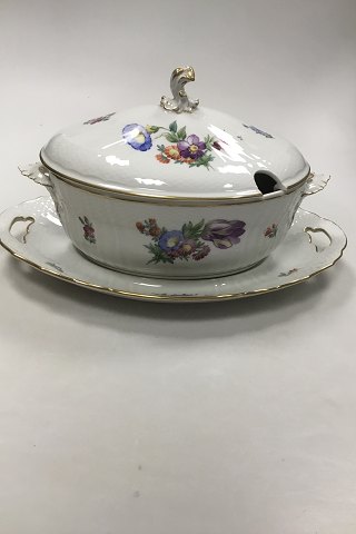 Royal Copenhagen Saksisk Blomst Let Terrin No 1666 med underfad No 493/1671