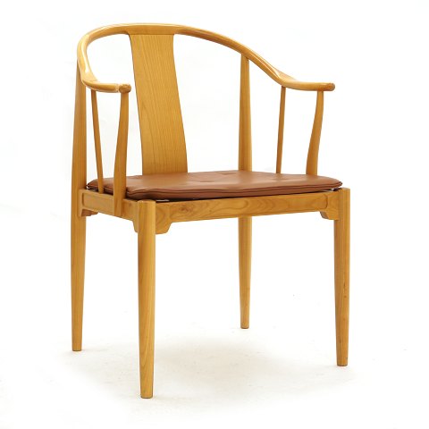 Chinastuhl von Hans J. Wegner aus Kirsch. Design 
von Hans J. Wegner 1944. Hergestellt von Fritz 
Hansen in den 1980er Jahren. Sehr guter Zustand. 
Wir haben vier Stück, die als Satz verwendet 
werden können. H. 82cm. Hs: 45cm